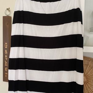 Women’s black and white pencil skirt